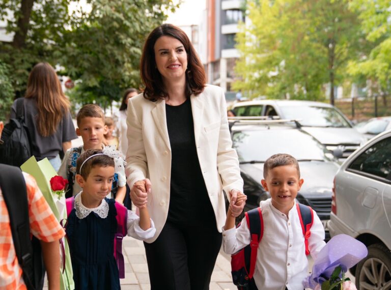 Ministrja Koçiu shoqëron për në klasën e parë dy fëmijët nga “Zyber Hallulli”: Riintegrim dhe mbrojtje sociale për çdo fëmijë në nevojë