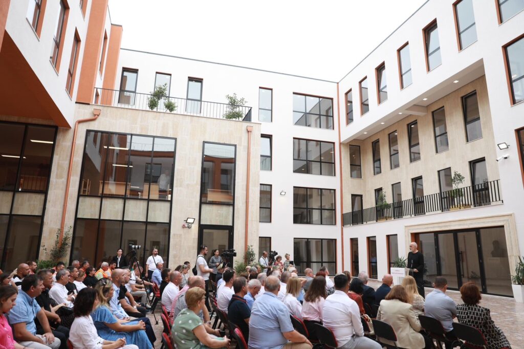 “Mësuesit në pension të angazhohen me orar të reduktuar"/ Rama: Sot arsimtarët e kanë pagën mesatare 950 euro