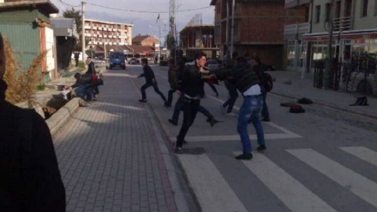 Për një vajzë 14-vjeçari goditi shokun me th*kë mbas shpine