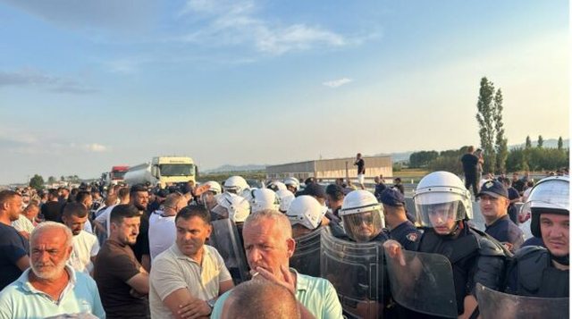 “Do e djegim këtë vend”/ Thumanë-Kashar, banorët: Do presim deri të hënën, ndryshe do bëjmë protestë 24 orëshe “Do e djegim këtë vend”/ Thumanë-Kashar, banorët: Do presim deri të hënën, ndryshe do bëjmë protestë 24 orëshe