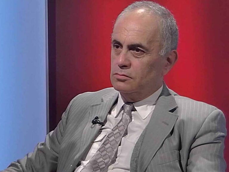 “Partia drejtohet nga njëshi”/ Akademiku Fuga: Opozita nuk di të lexojë ndarjen e drejtuesve politikë