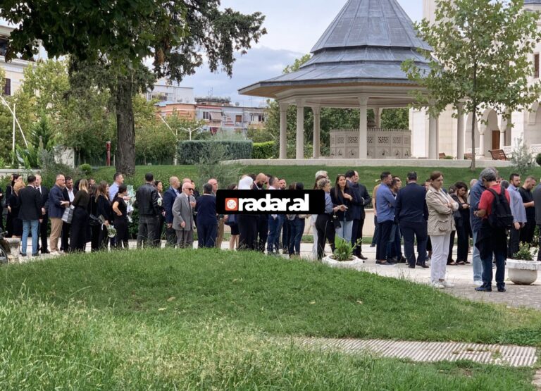 Pjesëmarrje e madhe nga homazhet në nder të ish-deputetit, Gerti Bogdani (FOTOT)