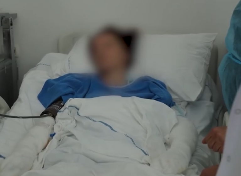 E leu burri me benzinë dhe më pas i vuri flakën/ Ja si paraqitet gjendja e 31-vjeçares (Foto) E leu burri me benzinë dhe më pas i vuri flakën/ Ja si paraqitet gjendja e 31-vjeçares (Foto)