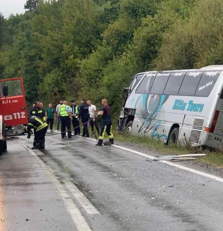 FOTO/ U nisën për pushime drejt bregdetit shqiptar, kamioni merr përpara autobusin nga Kosova