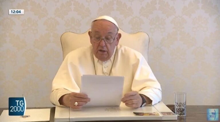 “S’mund ta harroj atë udhëtim, popull i bashkuar nga kuraja”- Papa Françesku mesazh të rinjve shqiptarë: Jeni e ardhmja