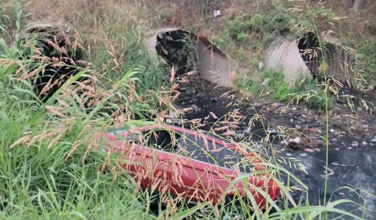 Një automjet ka rënë në një kanal të ujërave të zeza në Durrës duke rrezikuar që të mbyten drejtuesja dhe vajza e saj e mitur.