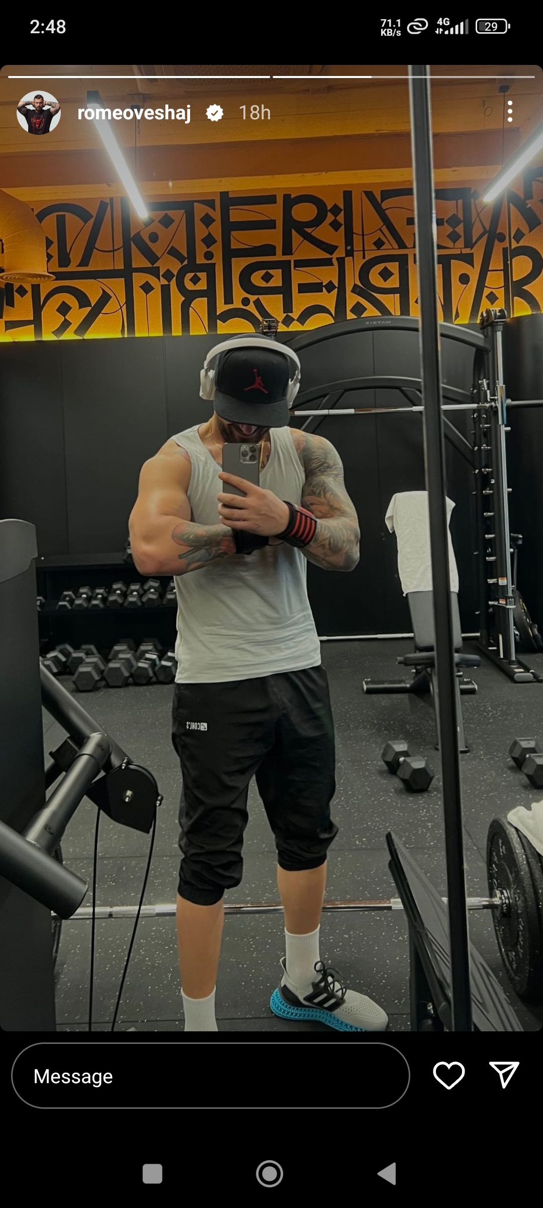 Rikthim i fuqishëm/ Romeo Veshaj shfaqet me ndryshim drastik në pamje (Foto)