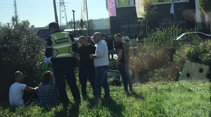 FOTO/ Makina devijoi nga rruga dhe bie në kanalin e ujërave të zeza , rrezikon mbytjen vajza e mitur dhe shoferja FOTO/ Makina devijoi nga rruga dhe bie në kanalin e ujërave të zeza , rrezikon mbytjen vajza e mitur dhe shoferja