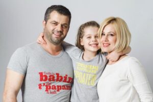 Prindër të një vajze/ Arben Derhemi dhe moderatorja i japin fund martesës disa-vjeçare (FOTOT)
