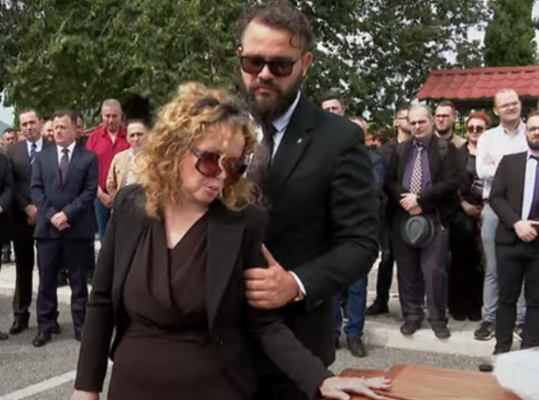 Edlira Çepani rrëqeth pranë arkëmortit: Më premtove që do e mbanim dorën bashkë o zemër. Zoti të më merrte mua, t’i rrisje t’i fëmijët