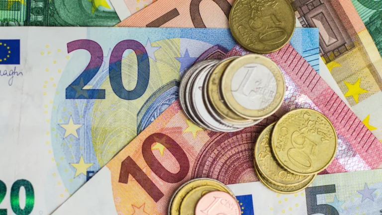 Rënia e euros, ekspertët japin shpresë për tendenca rritëse Rënia e euros, ekspertët japin shpresë për tendenca rritëse