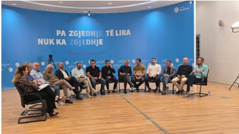 Përfundon pas dy orësh mbledhja e Berishës me drejtuesit e qarqeve të PD
