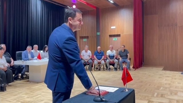 Tavo betohet sot si kryetar i ri i Bashkisë së Himarës: Të lëmë pas të shkuarën Tavo betohet sot si kryetar i ri i Bashkisë së Himarës: Të lëmë pas të shkuarën