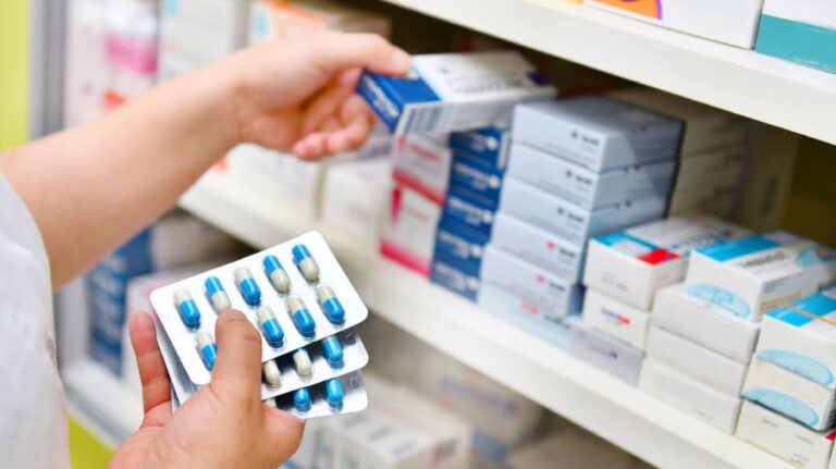 Më keq se çdo vend në rajon, 33% e shqiptarëve kanë vështirësi ekonomike për blerjen e ilaçeve Më keq se çdo vend në rajon, 33% e shqiptarëve kanë vështirësi ekonomike për blerjen e ilaçeve