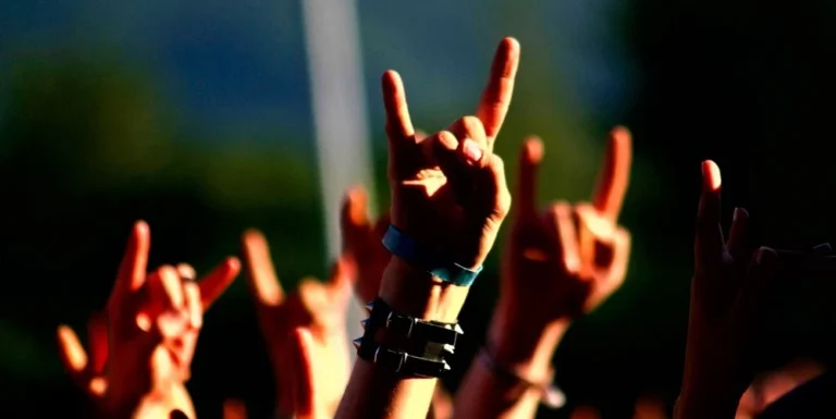 Mes skandalit, publikohet fotoja në shtrat e dy këngëtarëve të shumënjohur