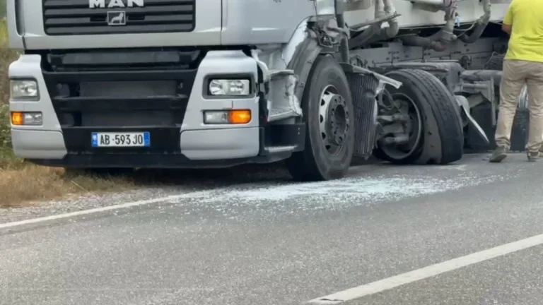 U nisën për t’i ardhur në ndihmë shuarjes së zjarreve në Mirditë, makina e ushtrisë përplaset me autobotin (Emrat) U nisën për t’i ardhur në ndihmë shuarjes së zjarreve në Mirditë, makina e ushtrisë përplaset me autobotin (Emrat)