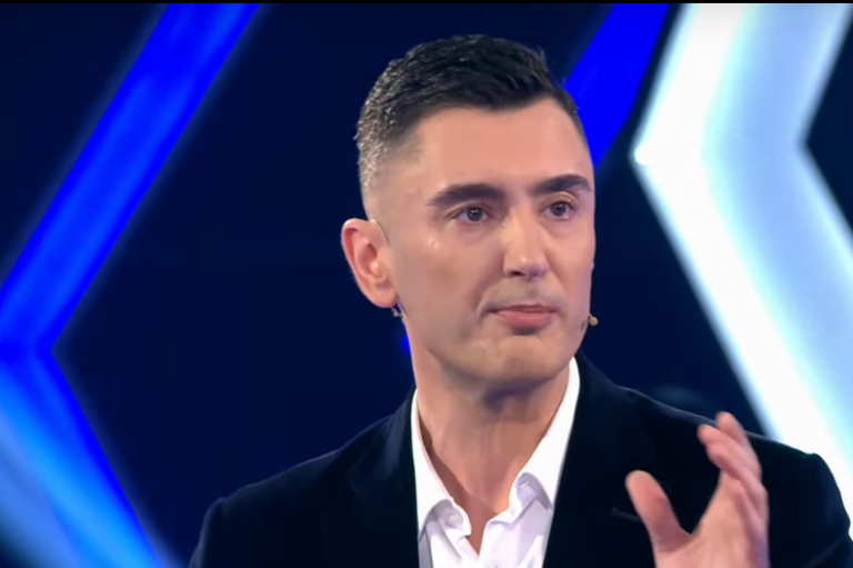 Qëndroi vetëm 4 ditë në Big Brother/ Drini Zeqo rikthehet në ekran, nuk "tradhton" logon e vjetër