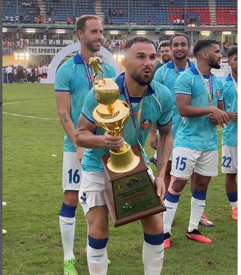 Armando Sadiku i dhuron trofeun skuadrës së tij të re me dopietë
