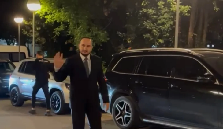 Me kostum e kollare, a do arrestohet në selinë blu? Salianji mbërrin në mbledhjen e Kryesisë së PD