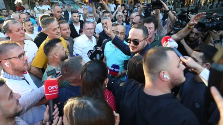 FOTO/ Me dy gishtat lart, Salianji përshëndet mbështetësit dhe vijon rrugën drejt dënimit