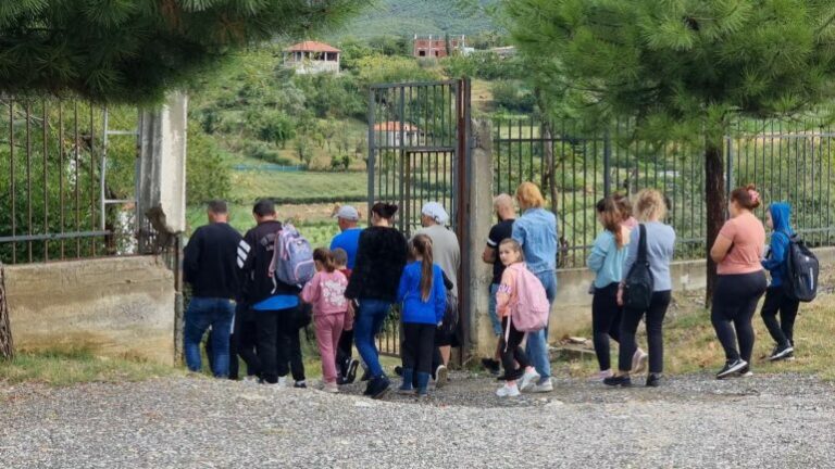 Tjetër problematikë me shkollat/ Nxënësit bojkotojnë mësimin në Klos, shkak klasa kolektive Tjetër problematikë me shkollat/ Nxënësit bojkotojnë mësimin në Klos, shkak klasa kolektive