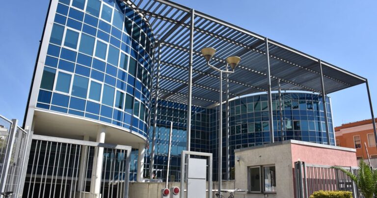 Mori ryshfet nga një qytetar/ Gjykata e Posaçme liron nga burgu punonjësin e INUV (EMRI) Mori rryshfet nga një qytetar/ Gjykata e Posaçme liron nga burgu zyrtarin e Elbasanit, Gentian Bakon