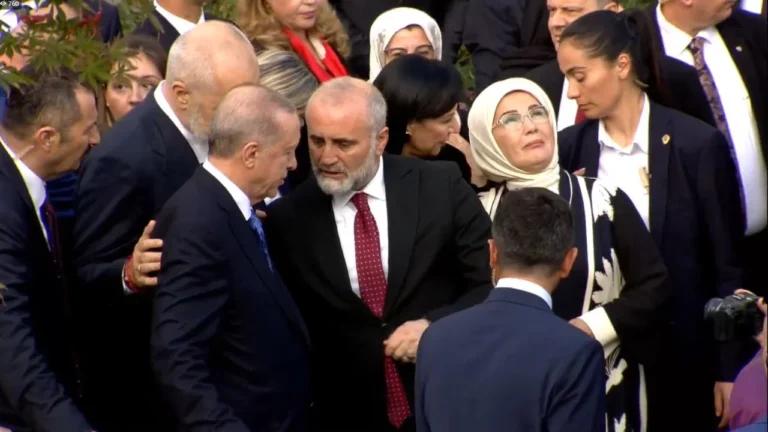 Krah për krah me bashkëshortet, Erdogan dhe Rama inagurojnë xhaminë e Namazgjasë Krah për krah me bashkëshortet, Erdogan dhe Rama inagurojnë xhaminë e Namazgjasë