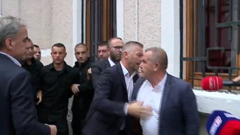 “Ik andej, hajdut"/ Nuk lejohen të futen në Parlament, deputeti i PD punonjësit së Gardës: S’keni turp