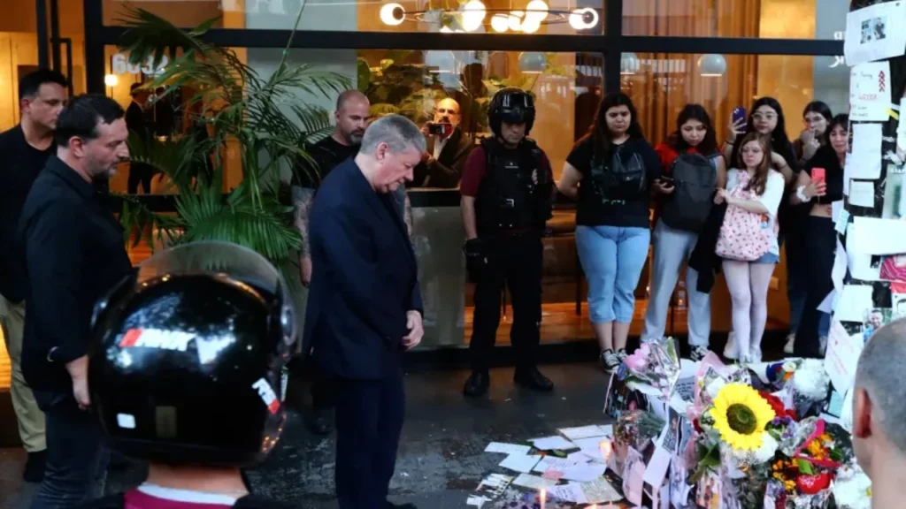 Babai i Liam Payne i bashkohet homazheve për të birin. Me lot në sy “i jep puthjen e fundit” të birit (VIDEO)