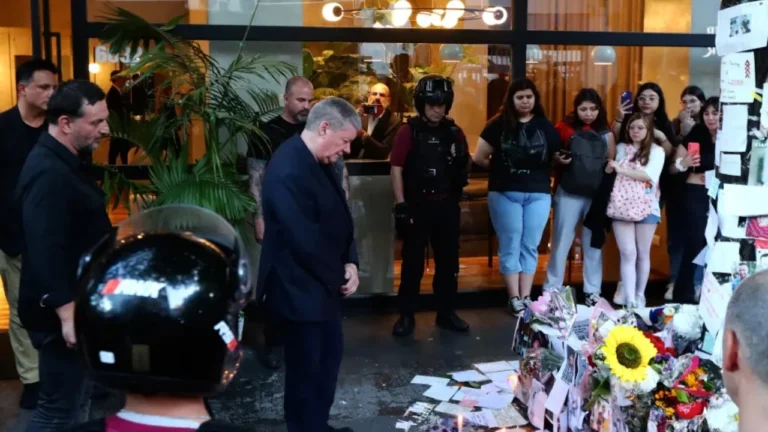 Babai i Liam Payne i bashkohet homazheve për të birin. Me lot në sy “i jep puthjen e fundit” të birit (VIDEO)