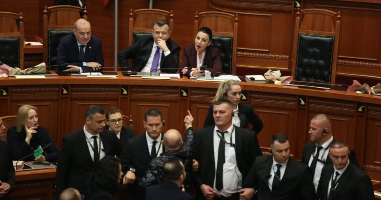 Pas përplasjeve të dhunshme dhe karrigeve të djegura nga opozitarët, Kuvendi hap tender 13 mijë eurosh