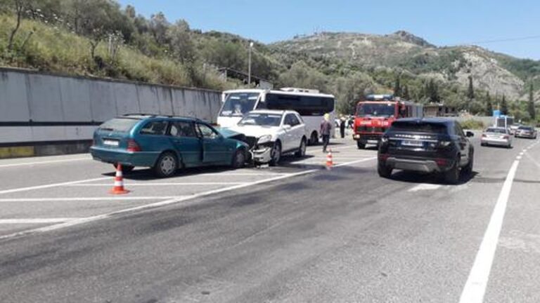 LAJM I FUNDIT/ Aksident në autostradë, plagosen dy persona