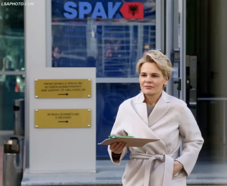 Pak momente para seancës, Kryemadhi provokon me gjestin e papritur (FOTO) Pak momente para seancës, Kryemadhi provokon me gjestin e papritur (FOTO)