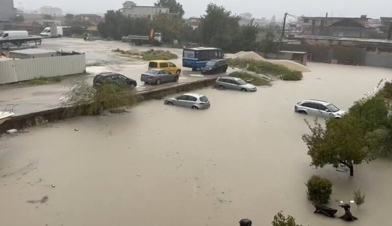 Ja çfarë lanë pas përmbytjet në Vlorë/ Biznesmenët tregojnë se dëmet do ju kushtojnë qindra mijëra euro