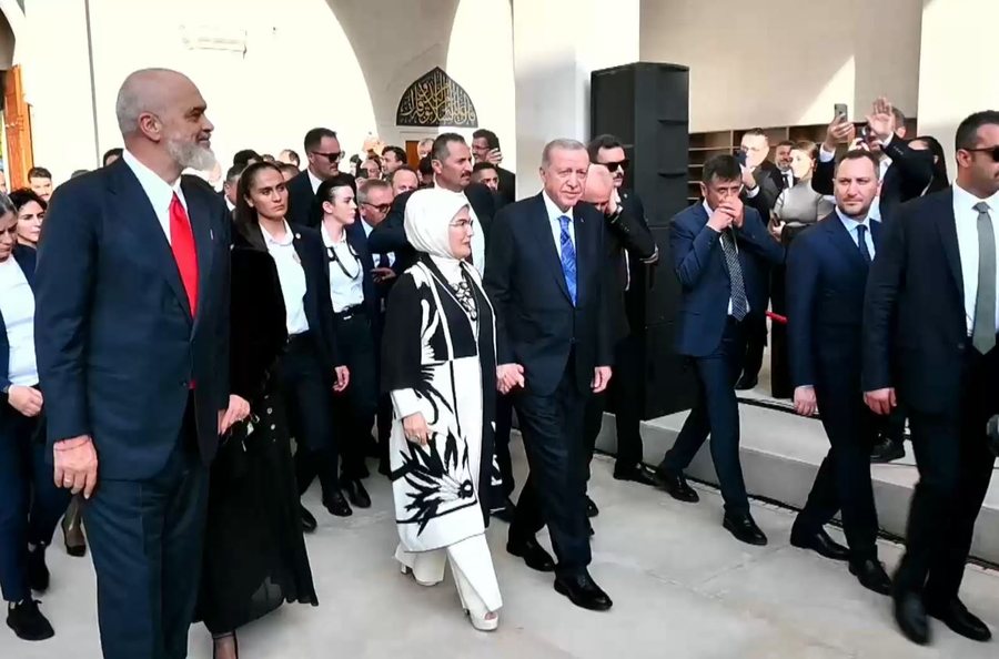 Krah për krah me bashkëshortet, Erdogan dhe Rama inagurojnë xhaminë e Namazgjasë