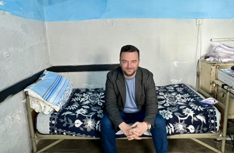 E ndaloi Policia pas protestës/ Kreu i PD në Pogradec lirohet: Do përgjigjen një ditë, madje me kamatëvonesë.