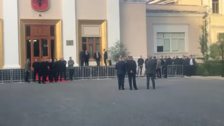Porta e Kuvendit bllokohet me gardh metalik/ Garda merr masa para nisjes së seancës plenare