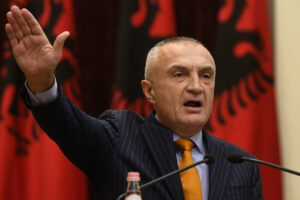 Protesta e 7 tetorit/ Ilir Meta nuk e humbet rastin, i bashkohet "rrëmujës"