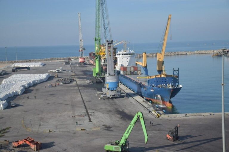 BIRN: Anija me eksplozivë për Izraelin, ankorohet në bregdetin shqiptar