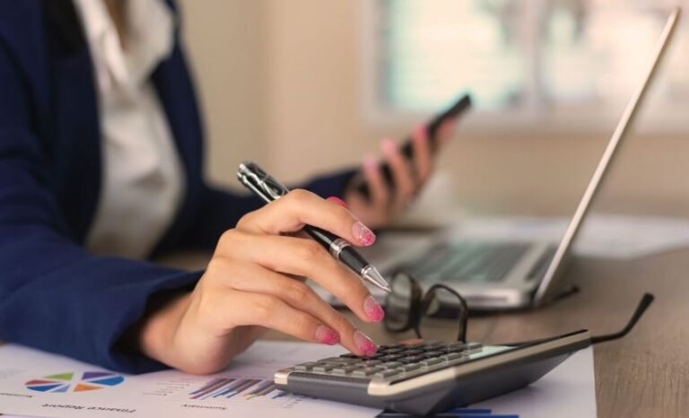 Punonjësit shqiptarë përdorin matematikë elementare në punë, shumë më pak se rajoni dhe BE