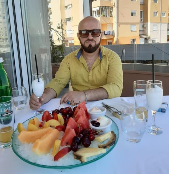 Pronari i magazinës së kanabisit në Selitë, kush është “Sheiku” që bën bujë në rrjet Pronari i magazinës së kanabisit në Selitë, kush është “Sheiku” që bën bujë në rrjet