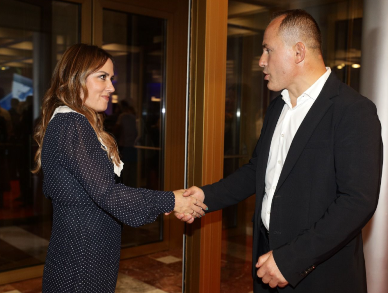 FOTOT / Nga Arbana Osmani, Eduard Grishaj dhe Timo Flloko, tek Blendi Klosi dhe Bledi Cuçi, VIP-at që ndoqën premierën e filmit “Prokurori”