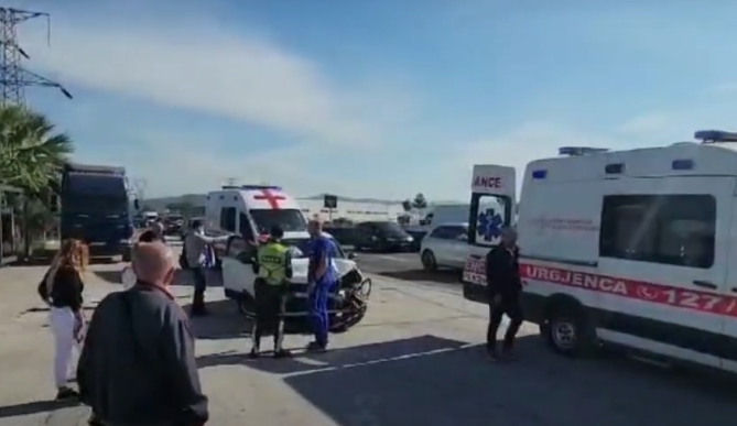 Dy aksidente të rënda në autostradë, 4 makina përplasen me njëra-tjetrën (FOTO) Aksident i rëndë në autostradë, 4 makina përplasen me njëra-tjetrën