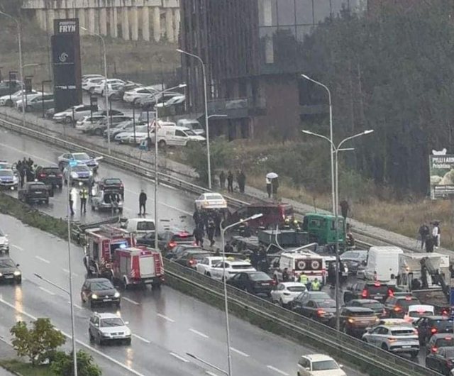 Aksident i rëndë me 11 të plagosur në autostradë, kamioni merr përpara disa makina