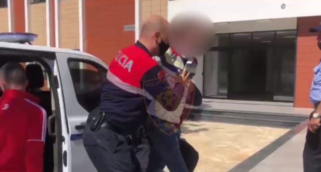 Shmanget tragjedia/ Për dy fjalë të miturit nxjerrin th*kat, policia ndërhyn në kohë Shmanget tragjedia/ Për dy fjalë të miturit nxjerrin th*kat, policia ndërhyn në kohë