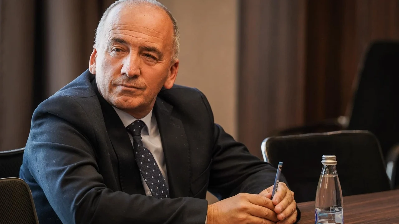 Kryetari i Komunës së Pejës, Gazmend Muhaxheri, është sulmuar fizikisht nga dy persona mëngjesin e 26 tetorit në Pejë.