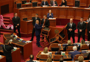 Tensione edhe brenda Kuvendit, deputetët e opozitës grumbullojnë karriget te foltorja