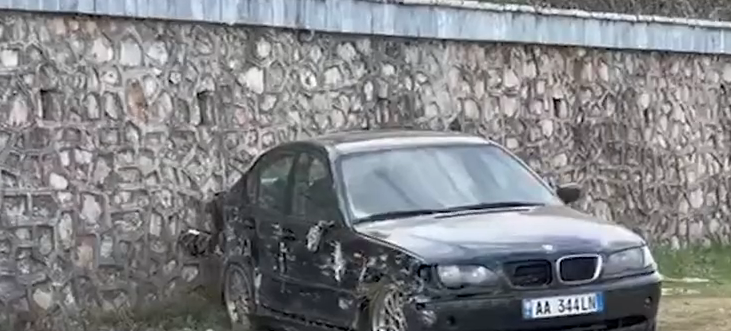 FOTO/ Makina del nga rruga dhe përplaset me murin, dy persona të plagosur. Detajet e para
