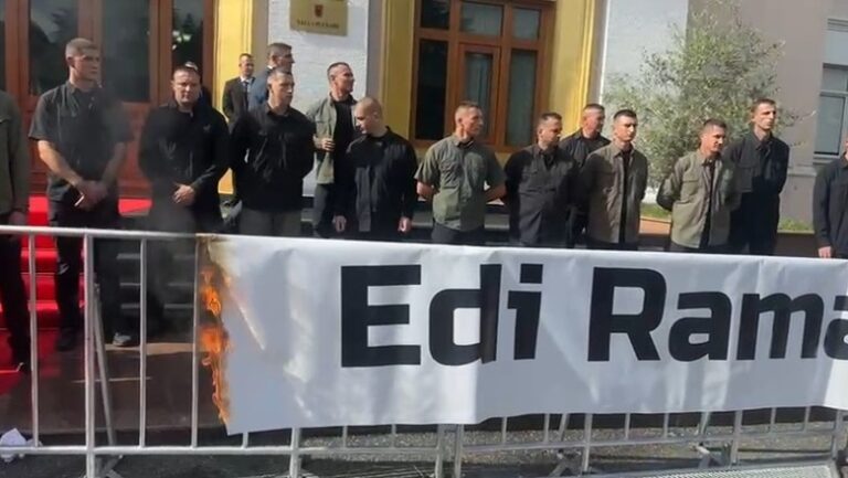 Noka lyen me benzinë banderolën para Kuvendit/ I vendosin flakën xhaketës, ndërhyn Garda
