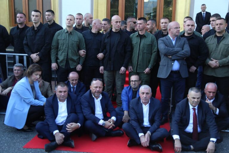 Aksioni opozitar/ Deputetët e PD largohen nga Kuvendi, drejtohen tek Bashkia e Tiranës për t’iu bashkuar protestës